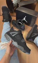 Carregar e reproduzir vídeo no visualizador da galeria, Tenis Nike Jordan 4 - Preto
