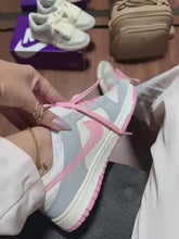 Carregar e reproduzir vídeo no visualizador da galeria, Tênis Nike Dunk Low - Violeta/Rosa
