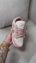 Carregar e reproduzir vídeo no visualizador da galeria, Tênis Nike Dunk Twist - Rosa
