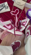 Carregar e reproduzir vídeo no visualizador da galeria, Tênis Nike Dunk Low - Cherry
