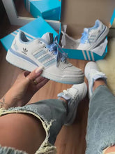 Carregar e reproduzir vídeo no visualizador da galeria, Tênis Adidas Forum Low - Branco/Azul
