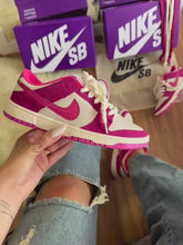 Carregar e reproduzir vídeo no visualizador da galeria, Tênis Nike Dunk Low - Rosa - 3 Cadarços
