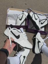 Carregar e reproduzir vídeo no visualizador da galeria, Tênis Nike Dunk Low - Branco/Preto
