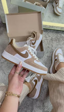 Carregar e reproduzir vídeo no visualizador da galeria, Tenis Nike Air Force 1 Low Caramelo Camurça
