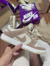Carregar e reproduzir vídeo no visualizador da galeria, Tênis Nike Dunk Low - Creme Camurça
