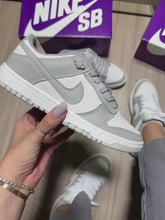 Carregar e reproduzir vídeo no visualizador da galeria, Tênis Nike Dunk Low - Cinza
