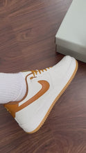 Carregar e reproduzir vídeo no visualizador da galeria, Tênis Air Force 1- Lakers/Mostarda
