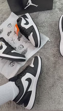 Carregar e reproduzir vídeo no visualizador da galeria, Tênis Nike Jordan 1 Low - Preto
