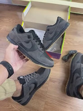 Carregar e reproduzir vídeo no visualizador da galeria, Tênis Nike Dunk Low - Preto/Cinza
