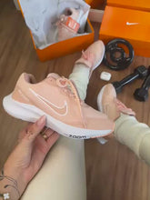 Carregar e reproduzir vídeo no visualizador da galeria, Tênis Nike Air Zoom - Nude
