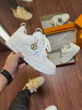 Carregar e reproduzir vídeo no visualizador da galeria, Louis Vuitton Skate - White
