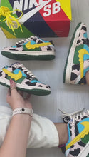 Carregar e reproduzir vídeo no visualizador da galeria, Tênis Nike DUNK Low Ben &amp; Jerry’s
