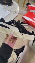 Carregar e reproduzir vídeo no visualizador da galeria, Puma Suede Plataforma - Preto
