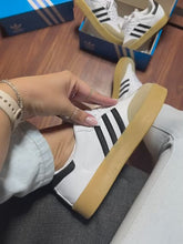 Carregar e reproduzir vídeo no visualizador da galeria, Tênis Adidas Sambae

