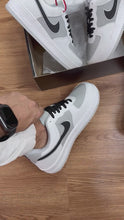Carregar e reproduzir vídeo no visualizador da galeria, Tenis Nike Air Force 1 Low BCO Preto Cinza
