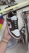 Carregar e reproduzir vídeo no visualizador da galeria, Tênis Nike Dunk Low  - Cacau
