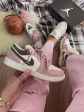 Carregar e reproduzir vídeo no visualizador da galeria, Tênis Air Jordan Low - Rose/Café
