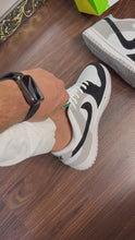 Carregar e reproduzir vídeo no visualizador da galeria, Tênis Nike Dunk Low -  Chlorophyll
