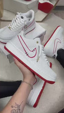 Carregar e reproduzir vídeo no visualizador da galeria, Tênis Nike Air Force - Branco/Vermelho

