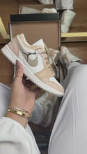 Carregar e reproduzir vídeo no visualizador da galeria, Tênis Nike Jordan Low 1 -  Amendoa
