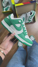 Carregar e reproduzir vídeo no visualizador da galeria, Tênis Nike DUNK Low  Green
