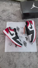 Carregar e reproduzir vídeo no visualizador da galeria, Tênis Nike Jordan 1 Low - Tricolor
