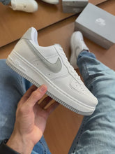 Carregar e reproduzir vídeo no visualizador da galeria, Tênis  Air Force 1 - Branco/Gelo
