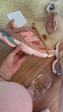 Carregar e reproduzir vídeo no visualizador da galeria, Tênis New Balance 9060 - Salmão
