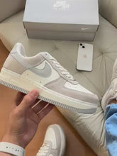 Carregar e reproduzir vídeo no visualizador da galeria, Nike Air Force 1 - Gelo/Cinza
