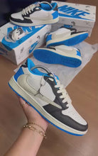 Carregar e reproduzir vídeo no visualizador da galeria, Tênis Nike Travis Scott - Branco/Azul
