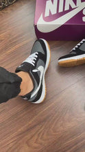 Carregar e reproduzir vídeo no visualizador da galeria, Tênis Nike Dunk Low - Cinza/Preto
