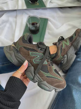 Carregar e reproduzir vídeo no visualizador da galeria, New Balance 9060 - Marrom/Verde
