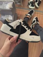 Carregar e reproduzir vídeo no visualizador da galeria, Dunk Low Collab The North Face
