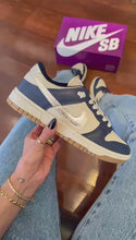 Carregar e reproduzir vídeo no visualizador da galeria, Tênis Nike Dunk Low - Branco/Azul
