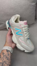Carregar e reproduzir vídeo no visualizador da galeria, New Balance 9060 - Bege/Azul
