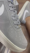 Carregar e reproduzir vídeo no visualizador da galeria, Tênis Nike Air Force - Athletic
