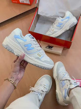 Carregar e reproduzir vídeo no visualizador da galeria, Tênis New Balance 550 - Branco/Azul
