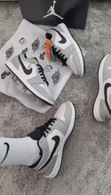 Carregar e reproduzir vídeo no visualizador da galeria, Tênis Nike Jordan 1 Low - Cinza
