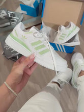 Carregar e reproduzir vídeo no visualizador da galeria, Tênis Adidas Forum Low - Branco/Verde
