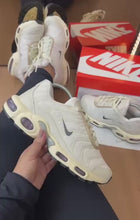 Carregar e reproduzir vídeo no visualizador da galeria, Tênis Nike TN - Branco

