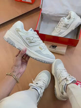Carregar e reproduzir vídeo no visualizador da galeria, Tênis New Balance 550 - Branco/Prata
