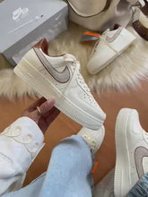 Carregar e reproduzir vídeo no visualizador da galeria, Tênis Nike Air Force  - Lux Shine
