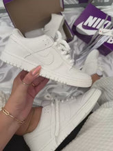 Carregar e reproduzir vídeo no visualizador da galeria, Tênis Nike Dunk - Branco - Cadarço Corda
