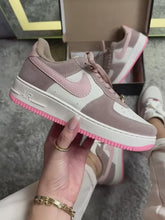 Carregar e reproduzir vídeo no visualizador da galeria, Tênis Air Force 1 - Love
