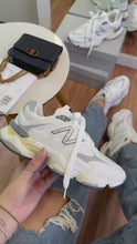 Carregar e reproduzir vídeo no visualizador da galeria, New Balance 9060 - Branco/Cinza
