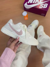 Carregar e reproduzir vídeo no visualizador da galeria, Tênis Dunk Low - Cinza/Rose
