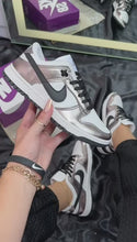 Carregar e reproduzir vídeo no visualizador da galeria, Tênis Nike Dunk Low - Onix
