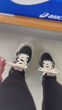 Carregar e reproduzir vídeo no visualizador da galeria, Tênis  Asics Gel 1130 Preto/Bege
