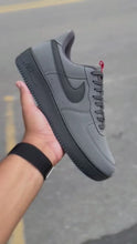 Carregar e reproduzir vídeo no visualizador da galeria, Tênis AIR force 1 - Chumbo
