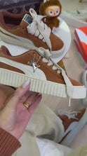Carregar e reproduzir vídeo no visualizador da galeria, Puma Suede Plataforma - Caramelo
